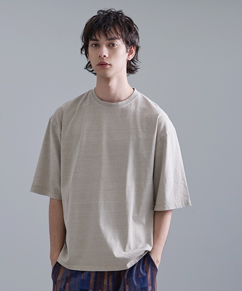 Revo.(レボ)の「Revo. 16/-OE天竺 ピグメント加工 半袖Teeシャツ(Tシャツ/カットソー・メンズ・グリーン/グレイッシュベージュ/レッド/ブラック・2/1)」の2枚目の写真