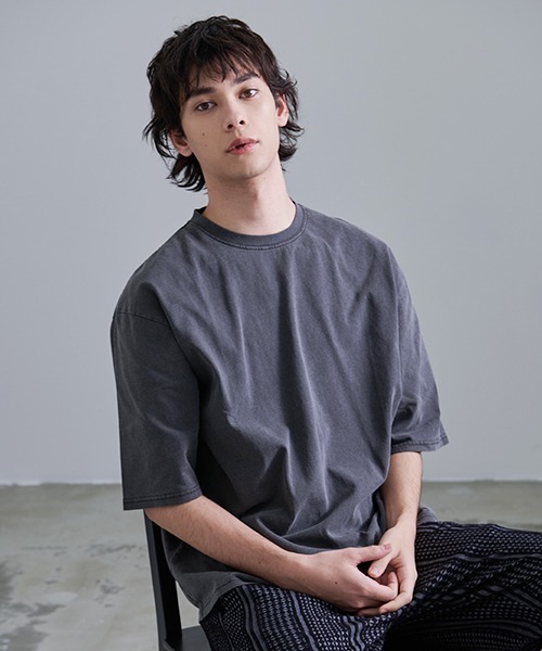 Revo.(レボ)の「Revo. 16/-OE天竺 ピグメント加工 半袖Teeシャツ(Tシャツ/カットソー・メンズ・グリーン/グレイッシュベージュ/レッド/ブラック・2/1)」の1枚目の写真