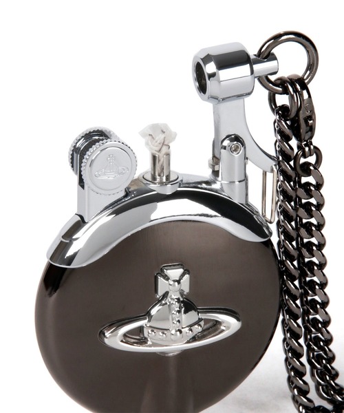 Vivienne Westwood ACCESSORIES（ヴィヴィアンウエストウッドアクセサリー）の「メタルORB チェーン付オイルライター【859940 5147ERR】（アッシュトレイ/ライター・メンズ・ブラック・FREE）」の4枚目の写真