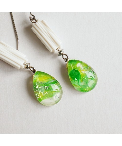tone(トーン)の「【joesstyle】*Glass Pierce*ハンドアート×ビンテージパーツのフックピアス(MA)(ピアス(両耳用)・レディース・グリーン・FREE)」の2枚目の写真