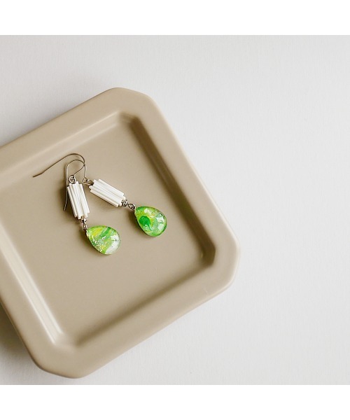 tone(トーン)の「【joesstyle】*Glass Pierce*ハンドアート×ビンテージパーツのフックピアス(MA)(ピアス(両耳用)・レディース・グリーン・FREE)」の3枚目の写真