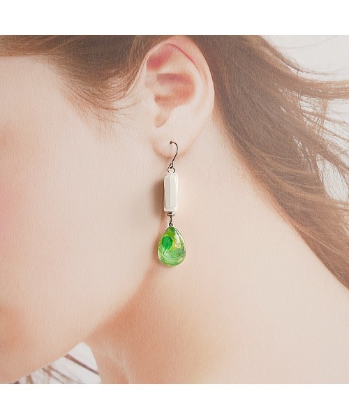 tone(トーン)の「【joesstyle】*Glass Pierce*ハンドアート×ビンテージパーツのフックピアス(MA)(ピアス(両耳用)・レディース・グリーン・FREE)」の4枚目の写真