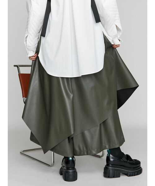 UN3D.(アンスリード)の「FAKE LEATHER ASYMME LAYERED PT / フェイクレザーアシメレイヤードパンツ(その他パンツ・レディース・シルバー/ブラック/カーキ・36/38)」の12枚目の写真
