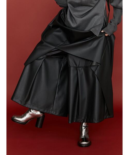 UN3D.(アンスリード)の「FAKE LEATHER ASYMME LAYERED PT / フェイクレザーアシメレイヤードパンツ(その他パンツ・レディース・シルバー/ブラック/カーキ・36/38)」の21枚目の写真