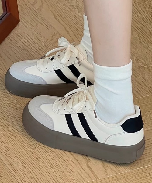 mebole(メボレ)の「厚底ラインスニーカー(スニーカー・レディース・アイボリー/ブラック・SMALL/MEDIUM/LARGE)」の1枚目の写真
