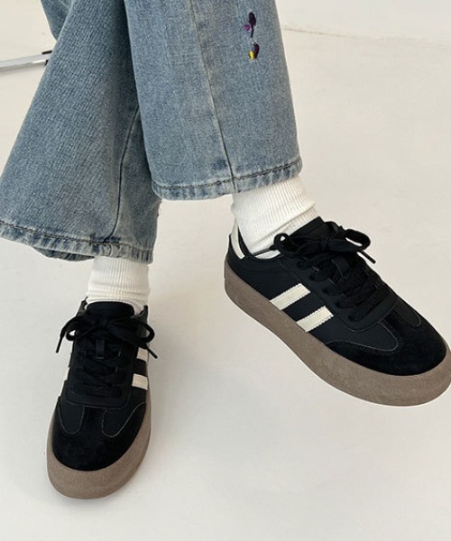 mebole(メボレ)の「厚底ラインスニーカー(スニーカー・レディース・アイボリー/ブラック・SMALL/MEDIUM/LARGE)」の2枚目の写真
