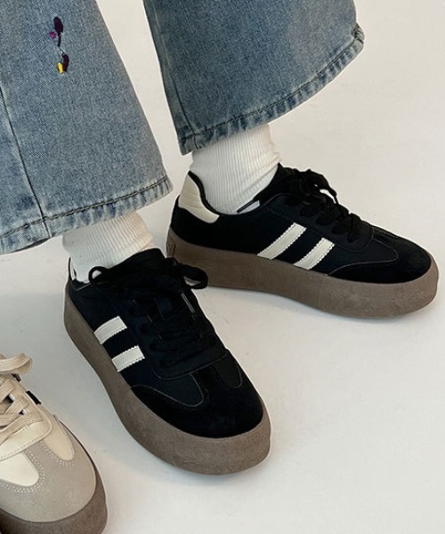 mebole(メボレ)の「厚底ラインスニーカー(スニーカー・レディース・アイボリー/ブラック・SMALL/MEDIUM/LARGE)」の5枚目の写真