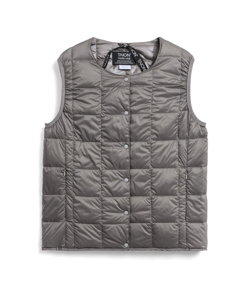 TAION（タイオン）の「【TAION(タイオン)】〈ウィメンズ〉ベーシック クルーネックボタン インナーダウンベスト（ダウンベスト・レディース・ブラック/チョコ/オフホワイト/ネイビー/チャコール/ダークネイビー/カーキ/サンドベージュ/レオパード/ライトグレー/ラベンダー/ダークオリーブ/グレー/チャコールグレー・XL/M/L/S/2XL）」の5枚目の写真