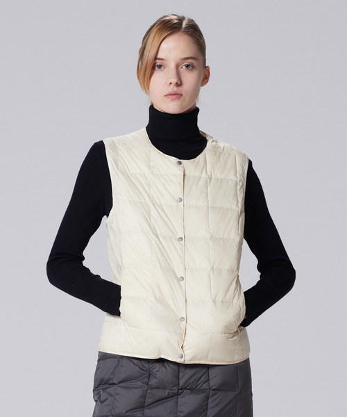 TAION（タイオン）の「【TAION(タイオン)】〈ウィメンズ〉ベーシック クルーネックボタン インナーダウンベスト（ダウンベスト・レディース・ブラック/チョコ/オフホワイト/ネイビー/チャコール/ダークネイビー/カーキ/サンドベージュ/レオパード/ライトグレー/ラベンダー/ダークオリーブ/グレー/チャコールグレー・XL/M/L/S/2XL）」の3枚目の写真