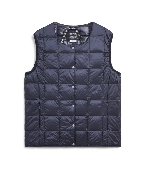 TAION（タイオン）の「【TAION(タイオン)】〈ウィメンズ〉ベーシック クルーネックボタン インナーダウンベスト（ダウンベスト・レディース・ブラック/チョコ/オフホワイト/ネイビー/チャコール/ダークネイビー/カーキ/サンドベージュ/レオパード/ライトグレー/ラベンダー/ダークオリーブ/グレー/チャコールグレー・XL/M/L/S/2XL）」の12枚目の写真