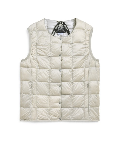 TAION（タイオン）の「【TAION(タイオン)】〈ウィメンズ〉ベーシック クルーネックボタン インナーダウンベスト（ダウンベスト・レディース・ブラック/チョコ/オフホワイト/ネイビー/チャコール/ダークネイビー/カーキ/サンドベージュ/レオパード/ライトグレー/ラベンダー/ダークオリーブ/グレー/チャコールグレー・XL/M/L/S/2XL）」の2枚目の写真