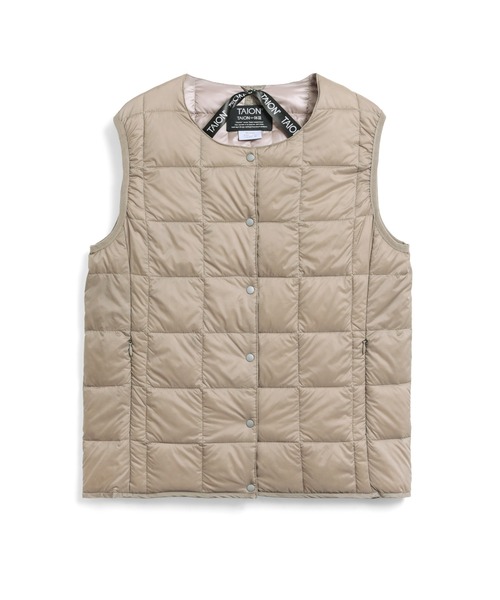 TAION（タイオン）の「【TAION(タイオン)】〈ウィメンズ〉ベーシック クルーネックボタン インナーダウンベスト（ダウンベスト・レディース・ブラック/チョコ/オフホワイト/ネイビー/チャコール/ダークネイビー/カーキ/サンドベージュ/レオパード/ライトグレー/ラベンダー/ダークオリーブ/グレー/チャコールグレー・XL/M/L/S/2XL）」の8枚目の写真