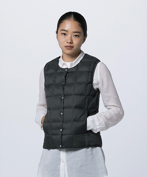 TAION（タイオン）の「【TAION(タイオン)】〈ウィメンズ〉ベーシック クルーネックボタン インナーダウンベスト（ダウンベスト・レディース・ブラック/チョコ/オフホワイト/ネイビー/チャコール/ダークネイビー/カーキ/サンドベージュ/レオパード/ライトグレー/ラベンダー/ダークオリーブ/グレー/チャコールグレー・XL/M/L/S/2XL）」の16枚目の写真