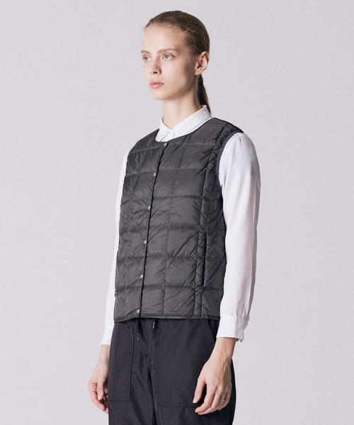 TAION（タイオン）の「【TAION(タイオン)】〈ウィメンズ〉ベーシック クルーネックボタン インナーダウンベスト（ダウンベスト・レディース・ブラック/チョコ/オフホワイト/ネイビー/チャコール/ダークネイビー/カーキ/サンドベージュ/レオパード/ライトグレー/ラベンダー/ダークオリーブ/グレー/チャコールグレー・XL/M/L/S/2XL）」の17枚目の写真