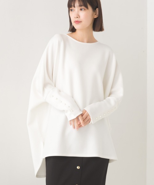 OMNES(オムネス)の「ソフトダンボールニット袖口パールボタンドルマンプルオーバー(Tシャツ/カットソー・レディース・ブラック/オフホワイト/モカ/グレイッシュベージュ・FREE)」の1枚目の写真