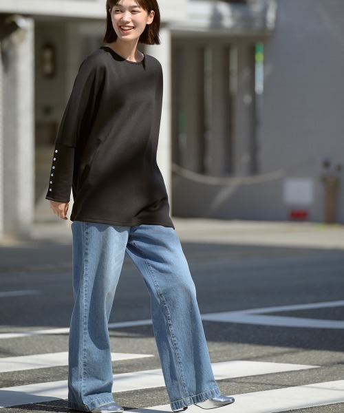 OMNES(オムネス)の「ソフトダンボールニット袖口パールボタンドルマンプルオーバー(Tシャツ/カットソー・レディース・ブラック/オフホワイト/モカ/グレイッシュベージュ・FREE)」の14枚目の写真
