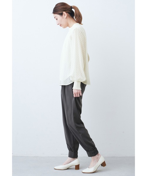 IEDIT（イディット）の「ＩＥＤＩＴ　インナーカットソードッキング　落ち感ドビードット素材のスタンドカラーブラウス（シャツ/ブラウス・レディース・ネイビー/アイボリー・MEDIUM/LARGE/X-LARGE/XX-LARGE/SMALL）」の4枚目の写真