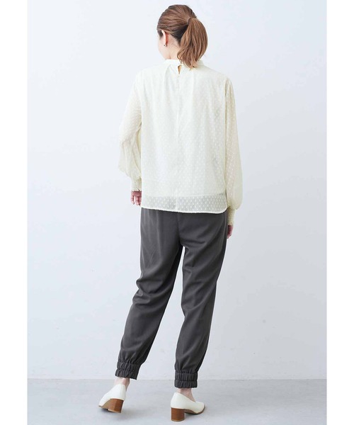 IEDIT（イディット）の「ＩＥＤＩＴ　インナーカットソードッキング　落ち感ドビードット素材のスタンドカラーブラウス（シャツ/ブラウス・レディース・ネイビー/アイボリー・MEDIUM/LARGE/X-LARGE/XX-LARGE/SMALL）」の5枚目の写真