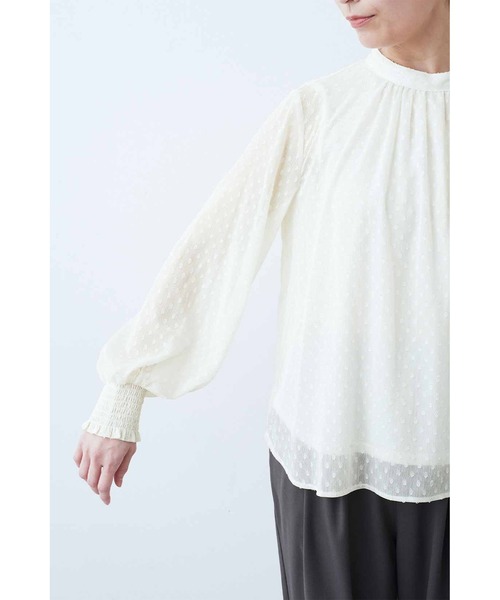 IEDIT（イディット）の「ＩＥＤＩＴ　インナーカットソードッキング　落ち感ドビードット素材のスタンドカラーブラウス（シャツ/ブラウス・レディース・ネイビー/アイボリー・MEDIUM/LARGE/X-LARGE/XX-LARGE/SMALL）」の6枚目の写真