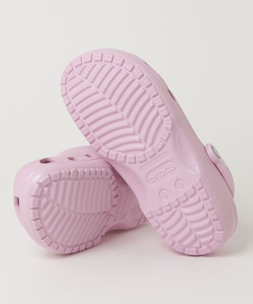 crocs(クロックス)の「CROCS/クロックス サンダル CLASSIC CLOG 10001-6GD(サンダル・レディース・ピンク・24.0cm)」の3枚目の写真