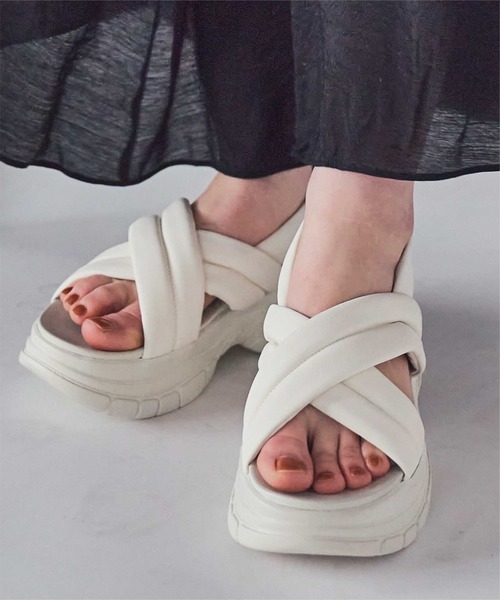 titivate（ティティベイト）の「クロスパデットサンダル（サンダル・レディース・アイボリー/ブラック・LL/L/M/S）」の2枚目の写真