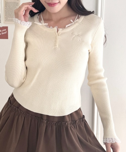 Loueme(ルエム)の「【5色展開】リボン刺繍レーストリムリブトップス(Tシャツ/カットソー・レディース・ピンク/ライトブルー/ブラック/アイボリー/グレー・FREE)」の3枚目の写真