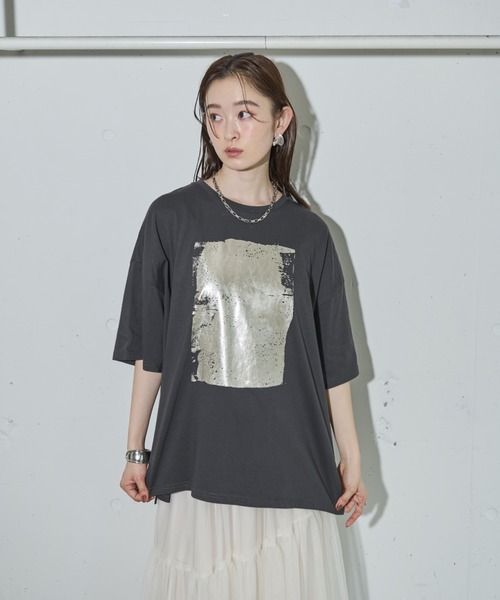 Shelly island(シェリーアイランド)の「箔プリントオーバーT(Tシャツ/カットソー・レディース・ホワイト/ブラック/ブラウン・FREE)」の6枚目の写真