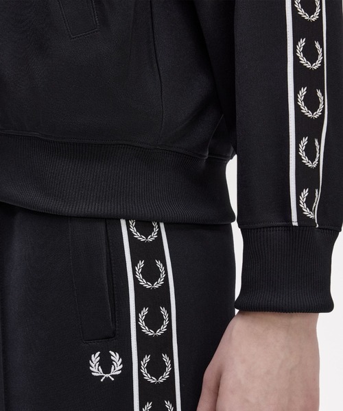 FRED PERRY(フレッドペリー)の「Taped Track Jacket/フレッドペリートラックジャケット(ジャージ・レディース・ブラック/ブルー/ブラック系その他/ベージュ/ネイビー・10)」の9枚目の写真