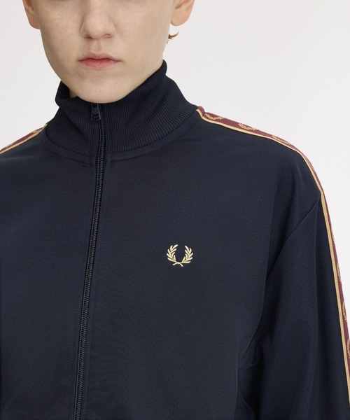 FRED PERRY(フレッドペリー)の「Taped Track Jacket/フレッドペリートラックジャケット(ジャージ・レディース・ブラック/ブルー/ブラック系その他/ベージュ/ネイビー・10)」の16枚目の写真
