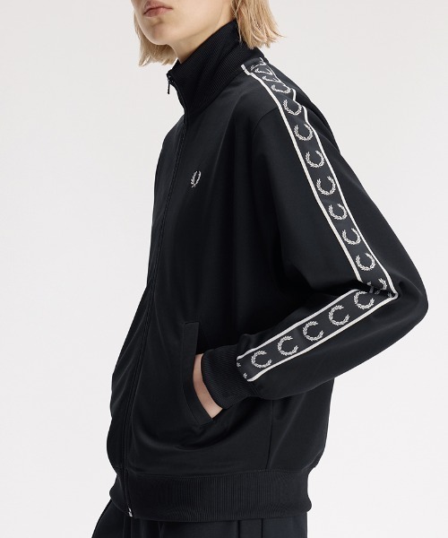 FRED PERRY(フレッドペリー)の「Taped Track Jacket/フレッドペリートラックジャケット(ジャージ・レディース・ブラック/ブルー/ブラック系その他/ベージュ/ネイビー/ネイビー系・10)」の15枚目の写真