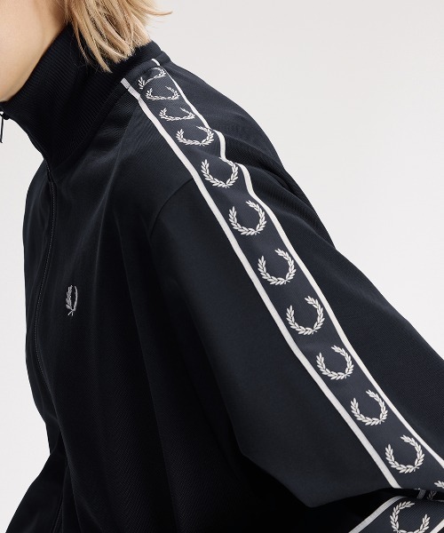 FRED PERRY(フレッドペリー)の「Taped Track Jacket/フレッドペリートラックジャケット(ジャージ・レディース・ブラック/ブルー/ブラック系その他/ベージュ/ネイビー/ネイビー系・10)」の14枚目の写真