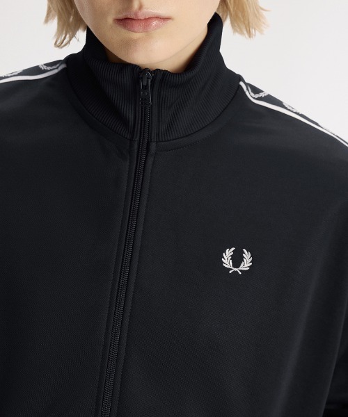 FRED PERRY(フレッドペリー)の「Taped Track Jacket/フレッドペリートラックジャケット(ジャージ・レディース・ブラック/ブルー/ブラック系その他/ベージュ/ネイビー/ネイビー系・10)」の13枚目の写真