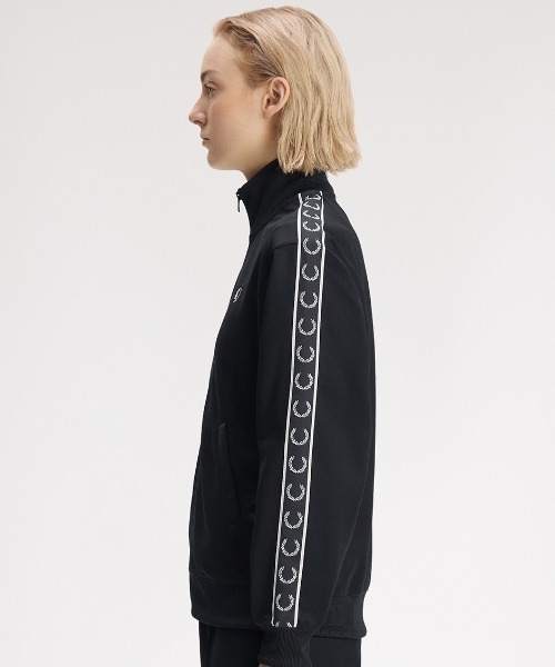 FRED PERRY(フレッドペリー)の「Taped Track Jacket/フレッドペリートラックジャケット(ジャージ・レディース・ブラック/ブルー/ブラック系その他/ベージュ/ネイビー/ネイビー系・10)」の11枚目の写真