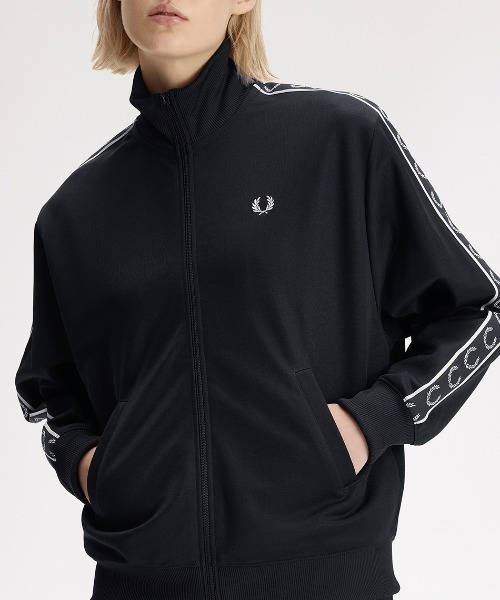 FRED PERRY(フレッドペリー)の「Taped Track Jacket/フレッドペリートラックジャケット(ジャージ・レディース・ブラック/ブルー/ブラック系その他/ベージュ/ネイビー/ネイビー系・10)」の16枚目の写真