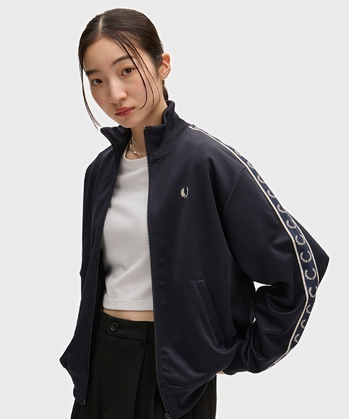 FRED PERRY(フレッドペリー)の「Taped Track Jacket/フレッドペリートラックジャケット(ジャージ・レディース・ブラック/ブルー/ブラック系その他/ベージュ/ネイビー/ネイビー系・10)」の20枚目の写真