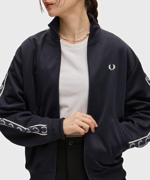 FRED PERRY(フレッドペリー)の「Taped Track Jacket/フレッドペリートラックジャケット(ジャージ・レディース・ブラック/ブルー/ブラック系その他/ベージュ/ネイビー/ネイビー系・10)」の19枚目の写真