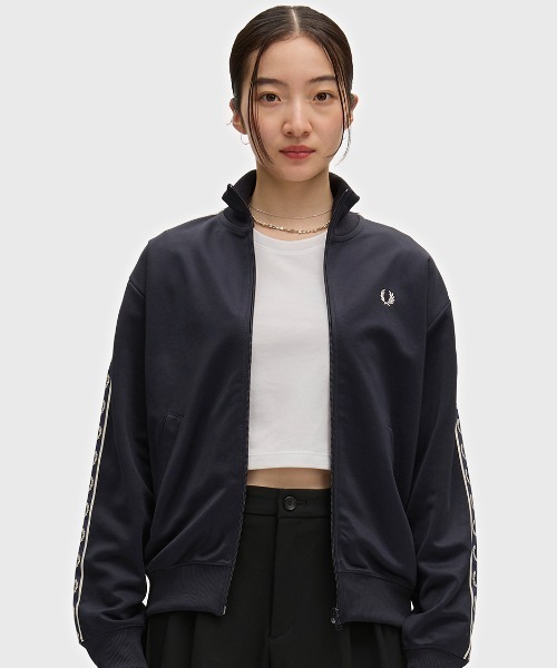FRED PERRY(フレッドペリー)の「Taped Track Jacket/フレッドペリートラックジャケット(ジャージ・レディース・ブラック/ブルー/ブラック系その他/ベージュ/ネイビー/ネイビー系・10)」の18枚目の写真
