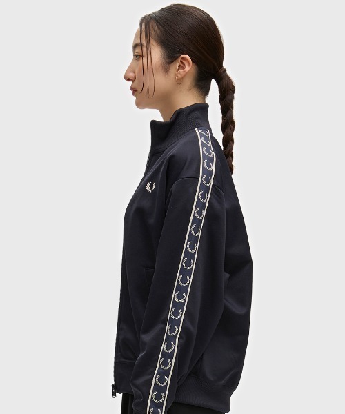FRED PERRY(フレッドペリー)の「Taped Track Jacket/フレッドペリートラックジャケット(ジャージ・レディース・ブラック/ブルー/ブラック系その他/ベージュ/ネイビー/ネイビー系・10)」の17枚目の写真