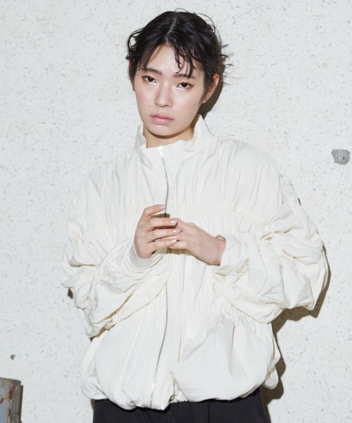 NOMINE(ノミネ)の「シャーリング ブルゾン(ブルゾン・レディース・アイボリー/ブラック/セージグリーン・フリー)」の20枚目の写真