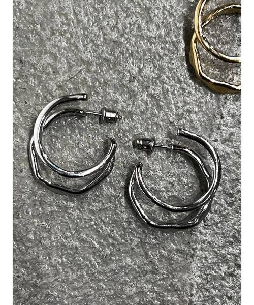 EMODA（エモダ）の「ニュアンスダブルフープピアス（ピアス（両耳用）・レディース・ゴールド/シルバー・FREE）」の5枚目の写真