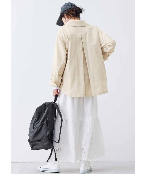 Live in comfort（リブインコンフォート）の「リブ　イン　コンフォート　シンプルライフ研究家　マキさんとつくった　ガバッと開いて入れやすい　二層構造の買い物用リュック〈ブラック×チャコール〉（バックパック/リュック・レディース・チャコール・ONE SIZE）」の5枚目の写真