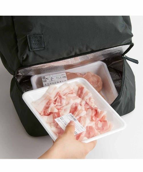 Live in comfort（リブインコンフォート）の「リブ　イン　コンフォート　シンプルライフ研究家　マキさんとつくった　ガバッと開いて入れやすい　二層構造の買い物用リュック〈ブラック×チャコール〉（バックパック/リュック・レディース・チャコール・ONE SIZE）」の6枚目の写真