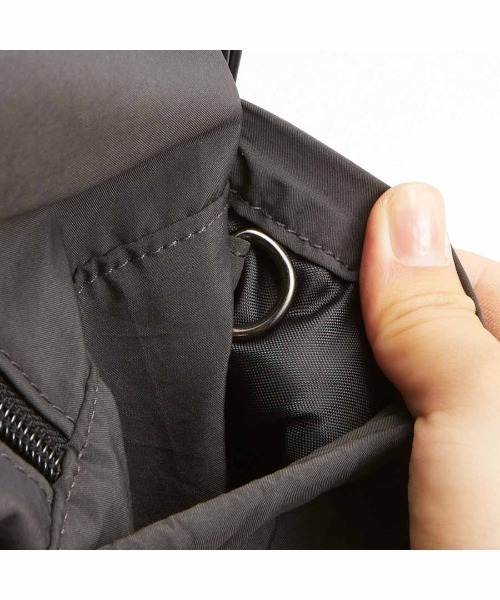 Live in comfort（リブインコンフォート）の「リブ　イン　コンフォート　シンプルライフ研究家　マキさんとつくった　ガバッと開いて入れやすい　二層構造の買い物用リュック〈ブラック×チャコール〉（バックパック/リュック・レディース・チャコール・ONE SIZE）」の12枚目の写真