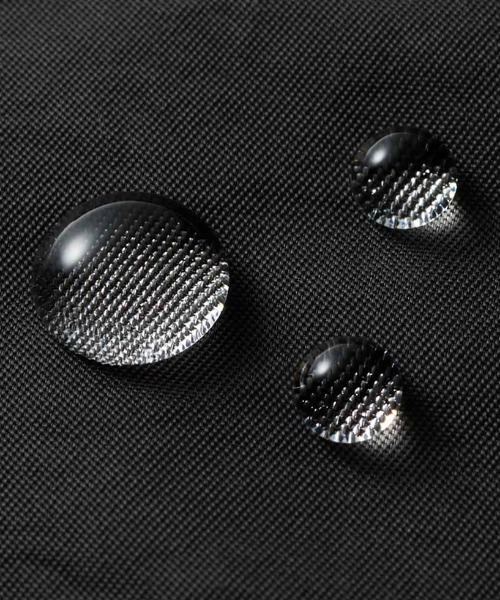 Live in comfort（リブインコンフォート）の「リブ　イン　コンフォート　シンプルライフ研究家　マキさんとつくった　ガバッと開いて入れやすい　二層構造の買い物用リュック〈ブラック×チャコール〉（バックパック/リュック・レディース・チャコール・ONE SIZE）」の13枚目の写真