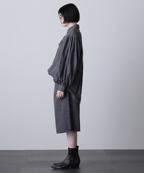 ROSE BUD（ローズバッド）の「(GENE HEAVENS)VOLUME SLEEVE DENIM SHIRT WITH STUDS（シャツ/ブラウス・レディース・ブルー/ブラック・ONE SIZE）」の4枚目の写真