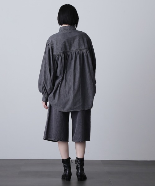 ROSE BUD（ローズバッド）の「(GENE HEAVENS)VOLUME SLEEVE DENIM SHIRT WITH STUDS（シャツ/ブラウス・レディース・ブルー/ブラック・ONE SIZE）」の5枚目の写真