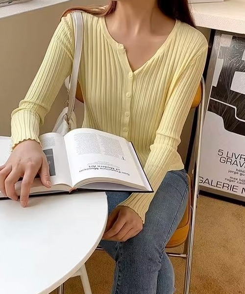 ALTROSE(アルトローズ)の「リブニット カーディガン フロントボタン Vネック(カーディガン/ボレロ・レディース・ブラック/ホワイト/イエロー・FREE)」の2枚目の写真