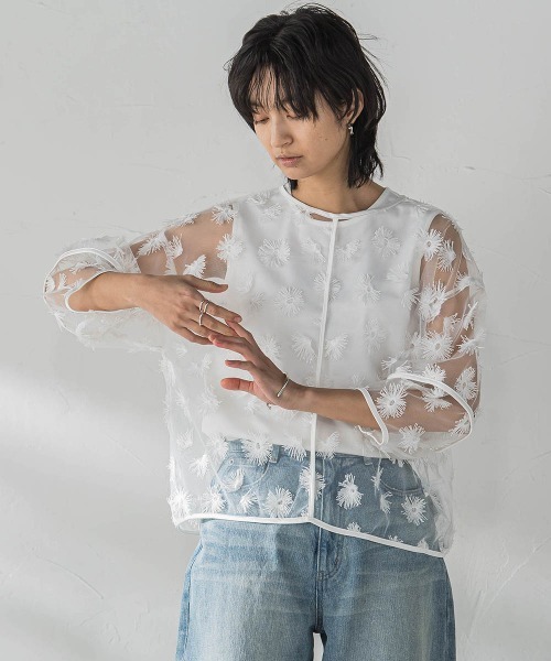 MAYSON GREY(メイソングレイ)の「チュールフラワーボリュームブラウス(シャツ/ブラウス・レディース・ホワイト・M)」の7枚目の写真