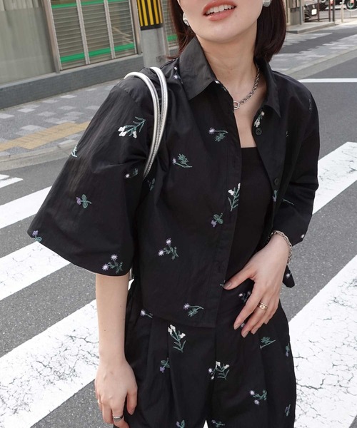 CORNERS(コーナーズ)の「ナイロンタフタ花柄刺繍ハーフスリーブシャツ【KR select】(シャツ/ブラウス・レディース・ベージュ系その他/ブラック・M)」の3枚目の写真
