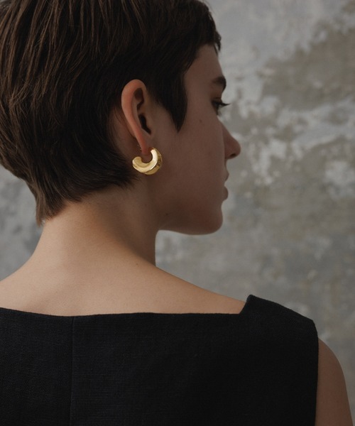 ADAM ET ROPE'（アダムエロペ）の「【EMOELLE】ダブルサークルピアス（ピアス（両耳用）・レディース・ゴールド系その他・FREE）」の3枚目の写真